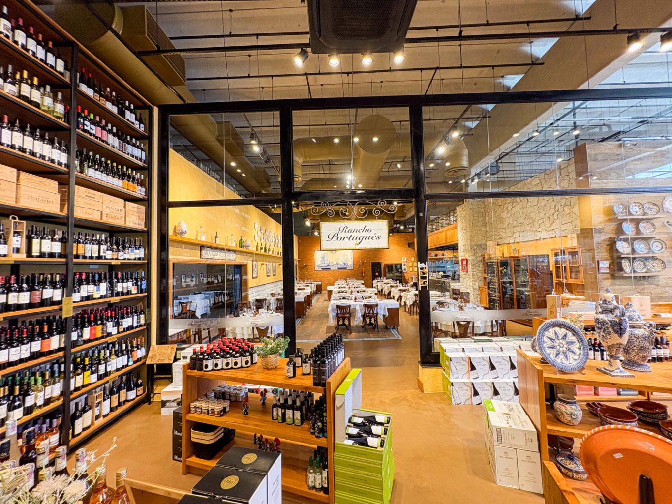 Empório com vinhos, azeites e louças portuguesas